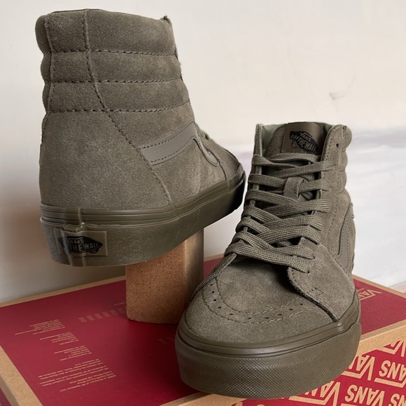 Vans WMNS Sk8-Hi
Mono Suede Olive
VN000CP9OLV
SNEAKERS - Picture 10 of 16